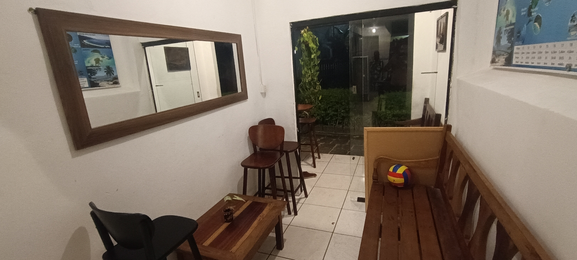 Lounge tropical do hostel com vista para o mar